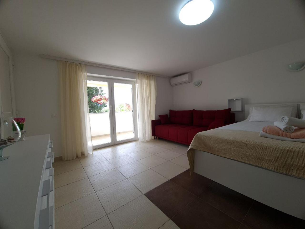Eden Apartment *